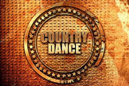 Country-Fans mit Cowboyhüten feiern vor einer Bühne