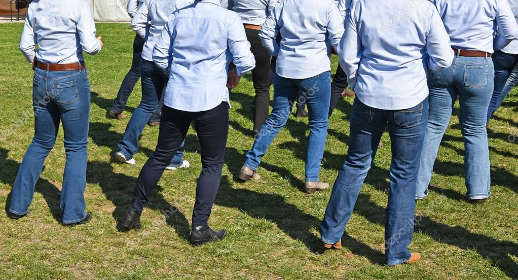 Line-Dance-Gruppe beim Training in Westernkleidung