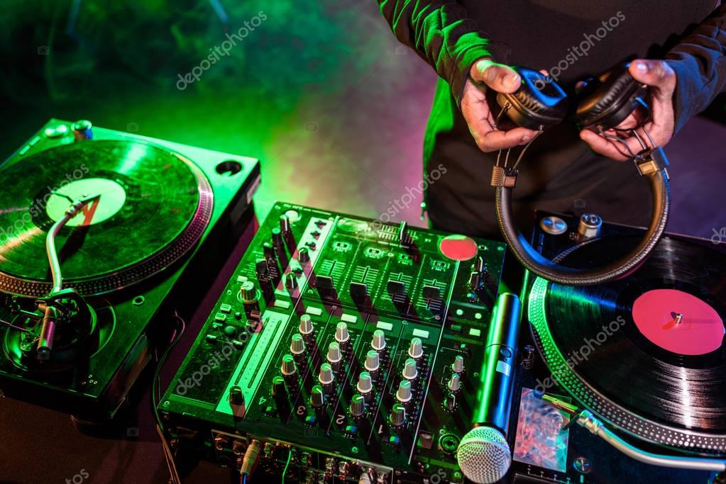 DJ mit Cowboyhut an einem Mischpult