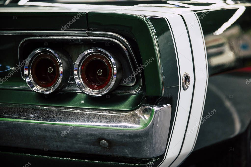 US-Cars auf einem Treffen mit Countryfans