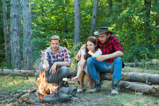 Freunde sitzen am Lagerfeuer auf einem Country-Wochenende