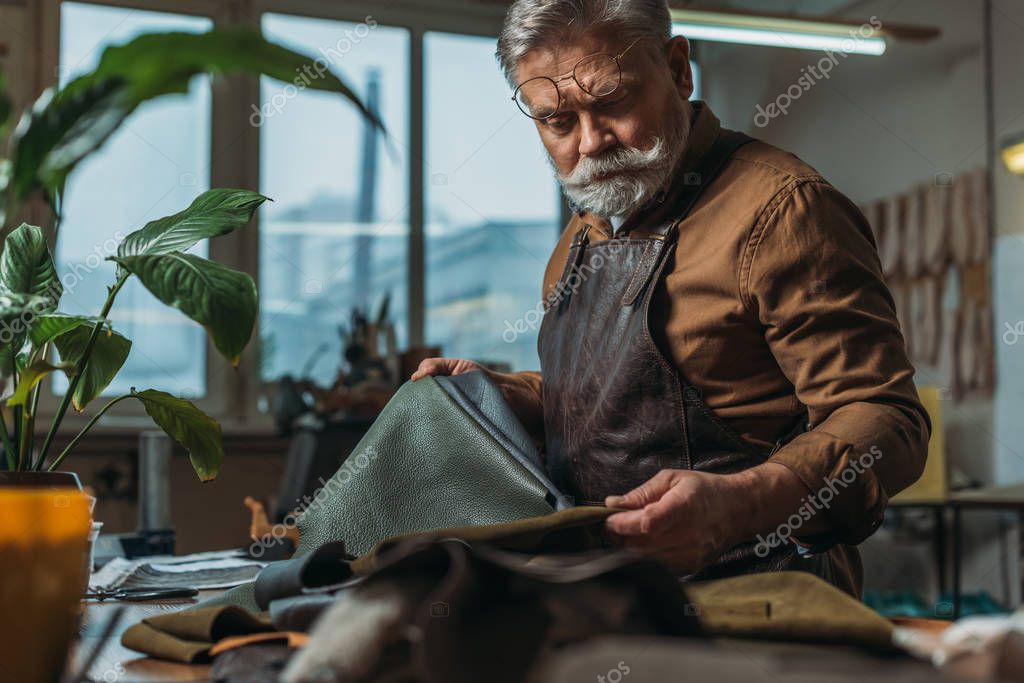 Handwerker arbeitet in einer Western-inspirierten Werkstatt