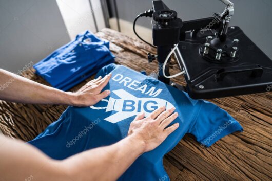 Werkstatt mit Druckpresse und frisch bedruckten T-Shirts im Westernstil