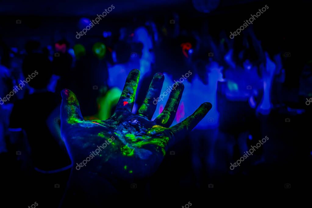 Menschen tanzen Line Dance in einer Country-Bar