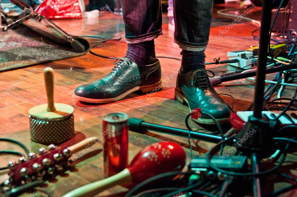 Country-Band auf der Bühne mit Gitarren