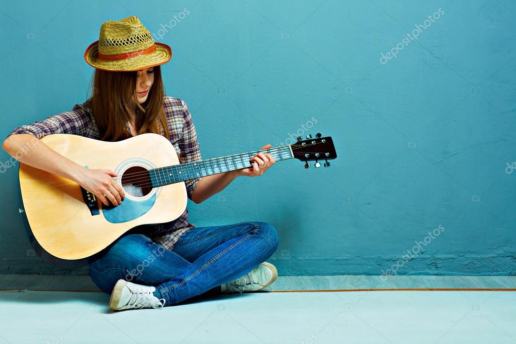 Sängerin mit Akustikgitarre auf einer kleinen Bühne