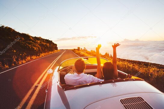 US-Car auf einer Landstraße in weiter Landschaft
