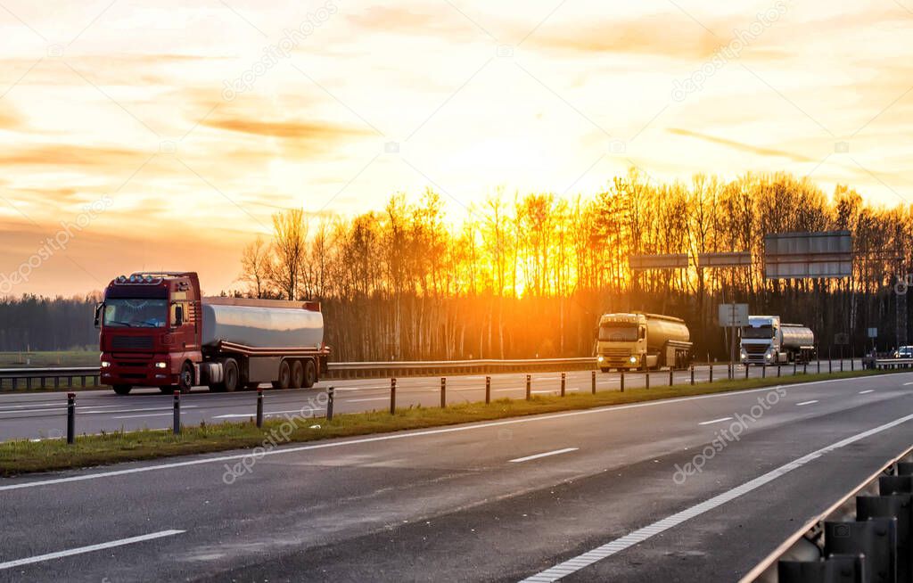 Beleuchteter Lkw-Konvoi bei einer nächtlichen Lichterfahrt