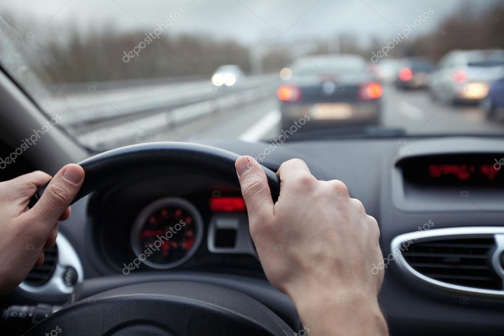 Konvoi mit Fahrzeugen und Flaggen auf einer Landstraße