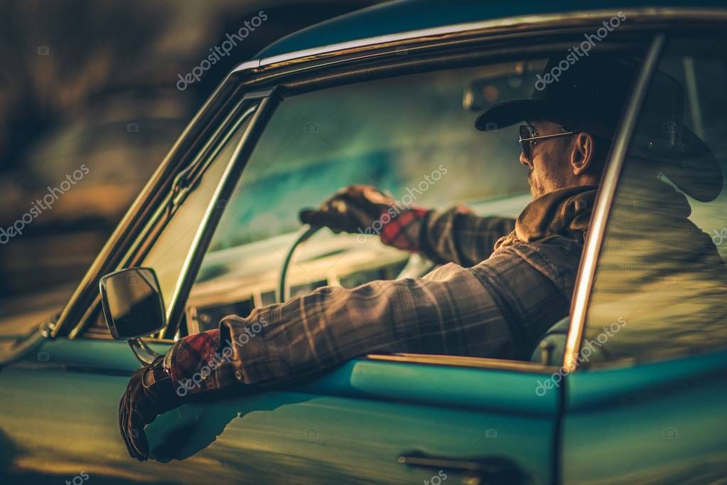 Country-Musikvideo mit US-Car auf Landstraße
