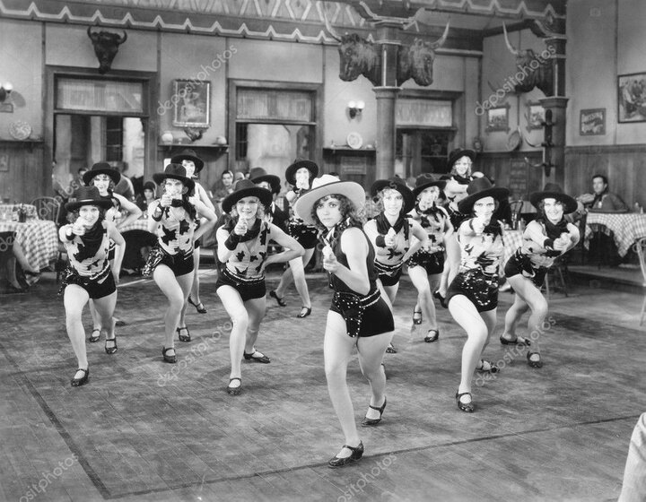 Line-Dance-Gruppe auf einer Country-Bühne