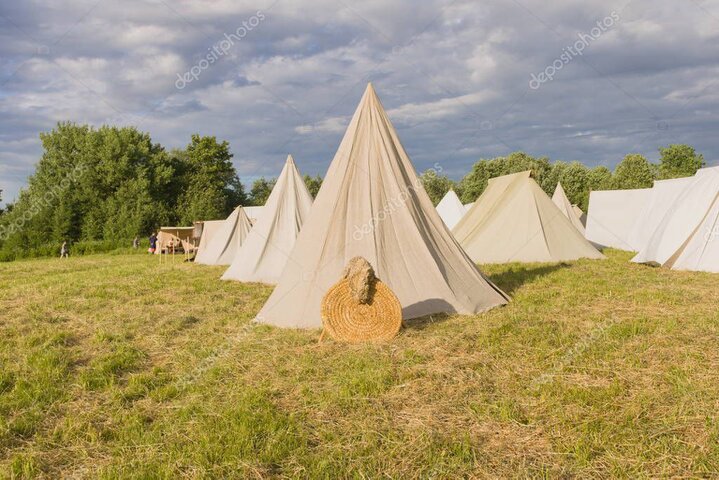 Festival-Camping mit Country-Flaggen und Zelten