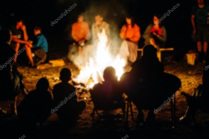 Freunde am Lagerfeuer mit Gitarre und Country-Musik