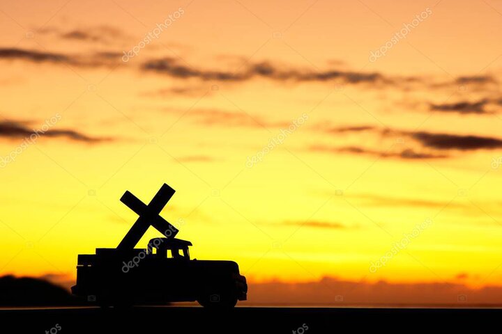 Pickup-Truck im Sonnenuntergang auf einem Feldweg